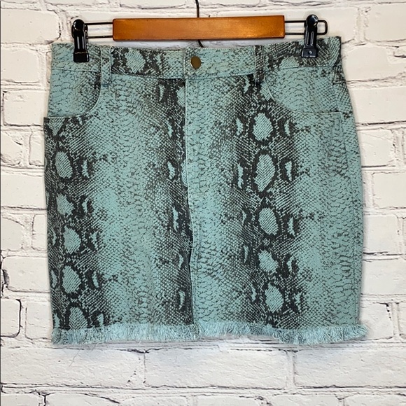 Blue Blush Blue Gray Snake Print Frayed Hem Skirt Size Medium - Picture 2 of 13